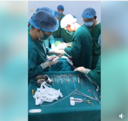 Đoàn Bác sỹ, kỹ thuật viên bệnh viện Hữu nghị đa khoa Nghệ An chuyển giao các kỹ thuật mổ sỏi tiết niệu, u xơ tiền liệt tuyến cho bệnh viện huyện Đô Lương