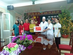 Lãnh đạo Huyện Đô Lương thăm và tặng quà cho các bệnh nhân đang điều trị tại bệnh viện.