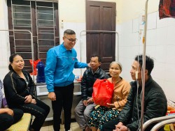 Nhóm “Đô Lương - Chia sẻ yêu thương” trao quà cho bệnh nhân đang điều trị tại Bệnh viện đa khoa Đô Lương