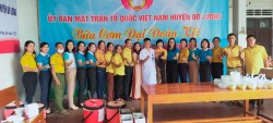 Ủy ban mặt trận Tổ quốc Việt Nam huyện Đô Lương, tổ chức Phát cơm, cháo, sữa, nước cho bệnh nhân